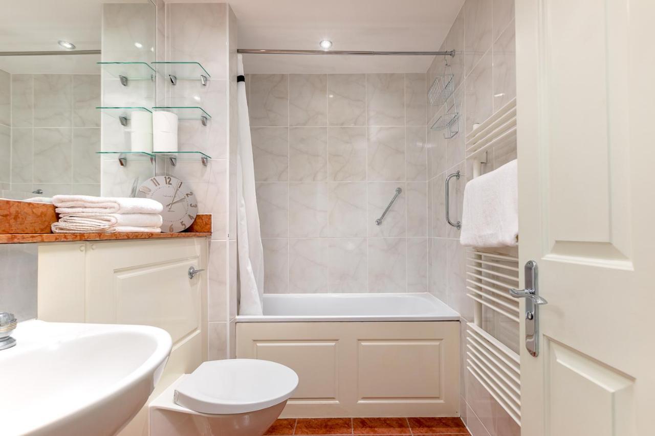 Point West Apartments Londra Dış mekan fotoğraf