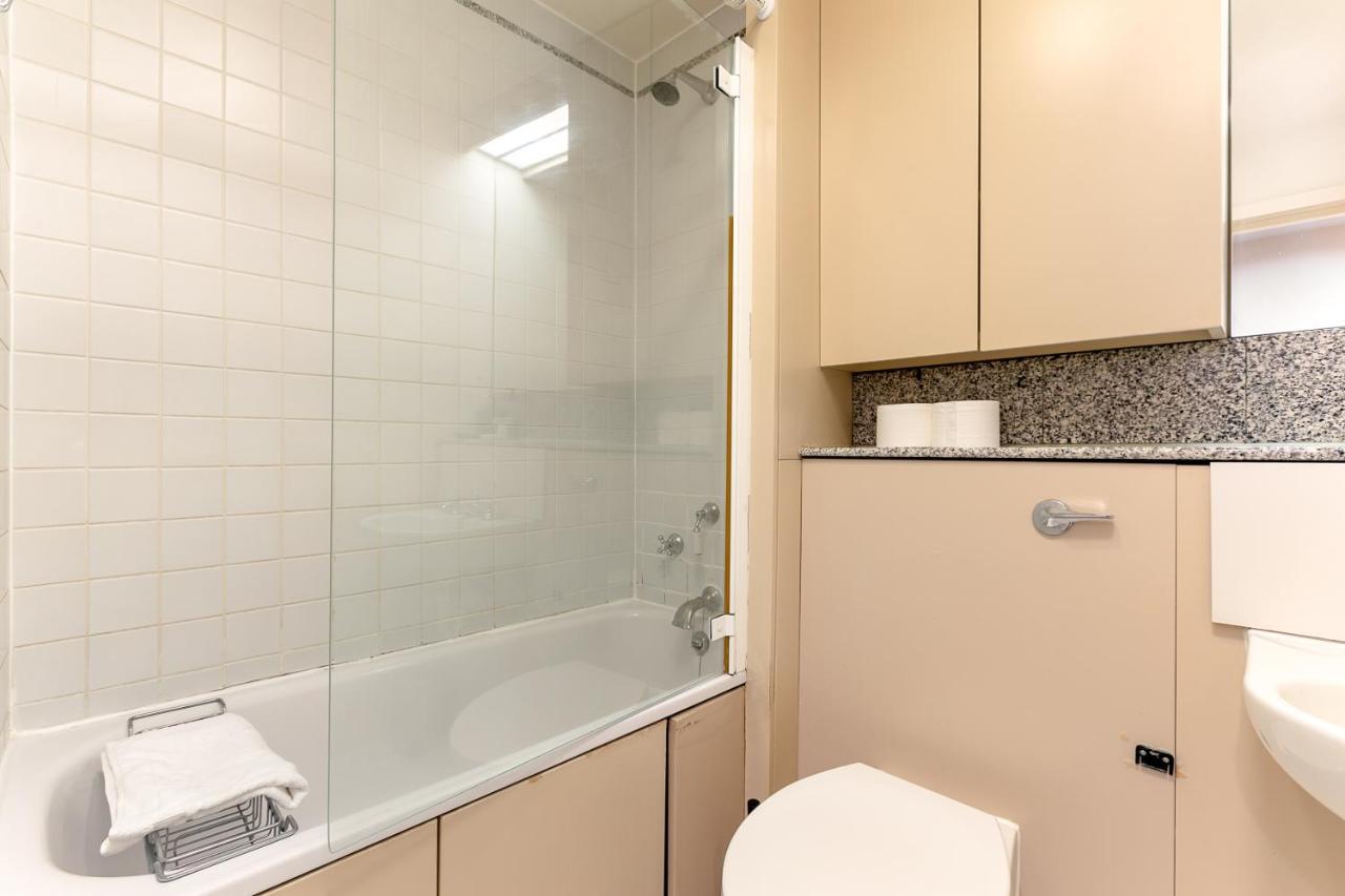 Point West Apartments Londra Dış mekan fotoğraf