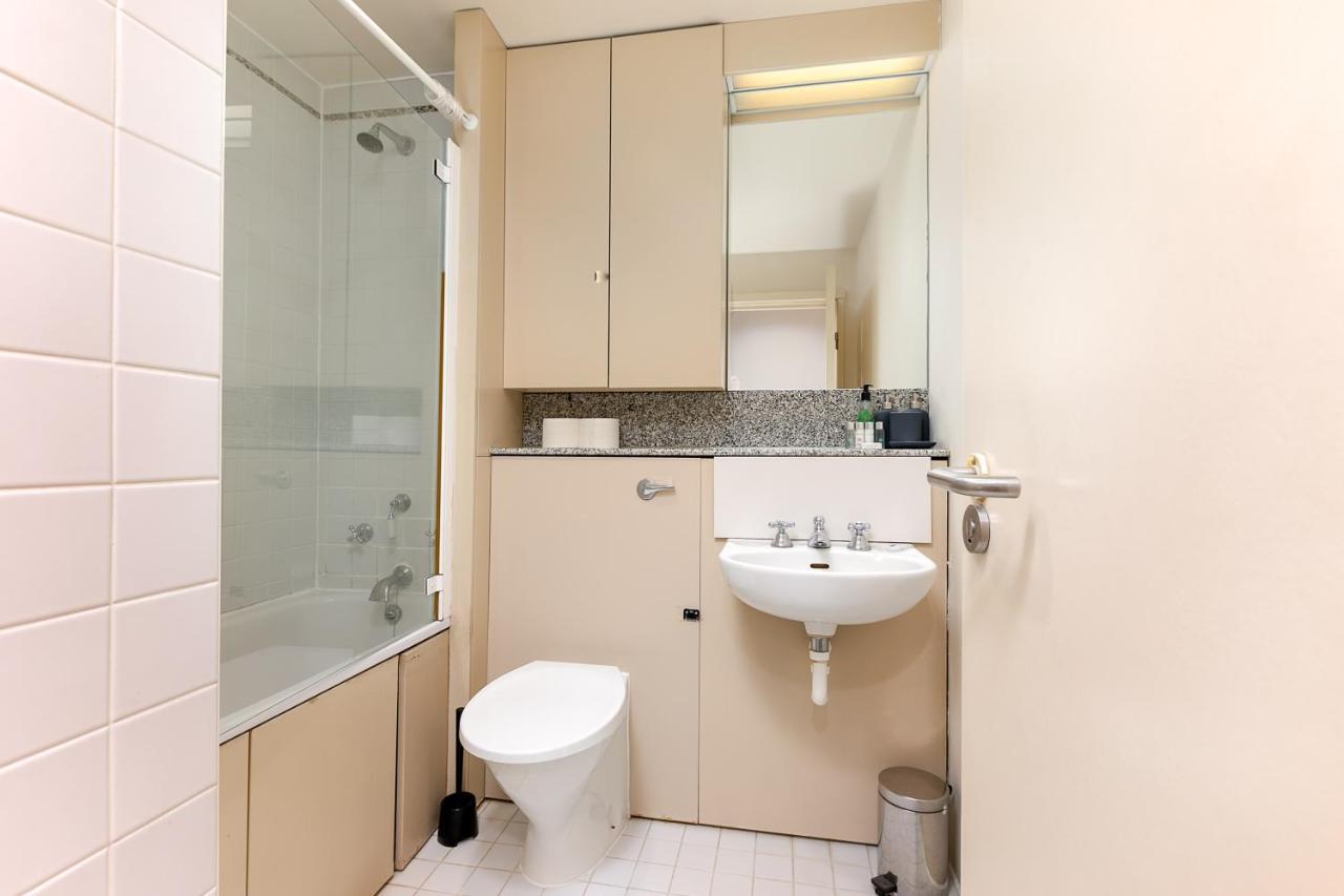 Point West Apartments Londra Dış mekan fotoğraf